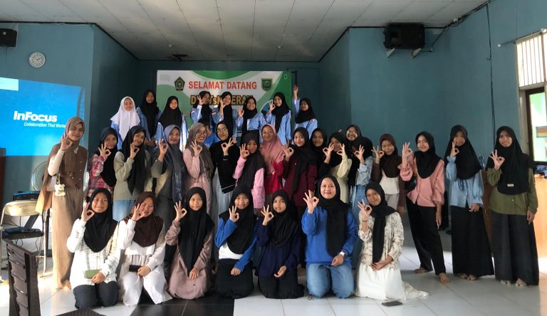 Public Speaking dan Life Skill Bekal Berharga Anggota PIK Remaja Aster MTsN Berau